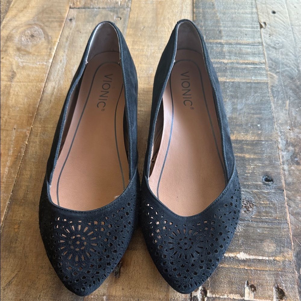 Vionic Carmela Black Perforated Flats Suede Women's Size 6